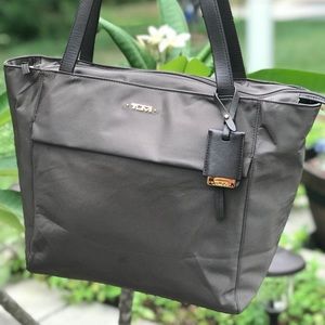 tumi m tote